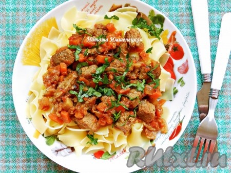 Мягкая, вкусная говядина с овощами и лапшой готова.
