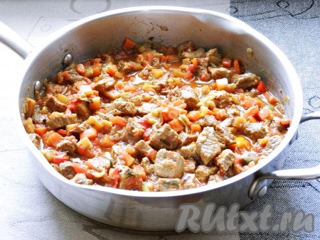 Когда мясо будет практически готово, добавить домашний томатный соус. Перемешать, посолить по вкусу и довести до полной готовности говядины.
