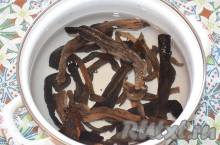 Грибы сложить в кастрюлю, залить примерно 3-4 стаканами холодной воды, поставить на огонь. Довести до кипения и варить на небольшом огне 1 час. Грибы должны полностью свариться. Если они остались твердоватыми, тогда продолжите их варить до мягкости.&nbsp;