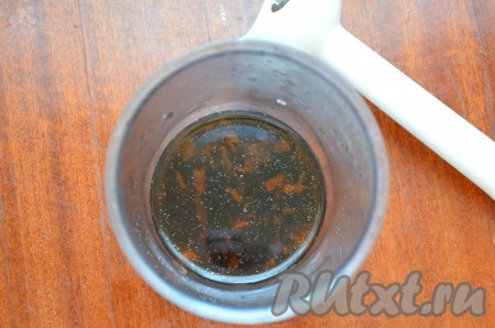 Две трети этих грибов поместить в ёмкость, в которой будет удобно взбивать погружным блендером,&nbsp; добавить 100 миллилитров воды, в которой варились грибы, взбить погружным блендером до однородности.