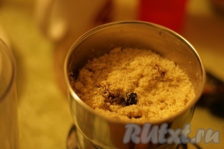 Орехи и кунжут измельчить в кофемолке.
