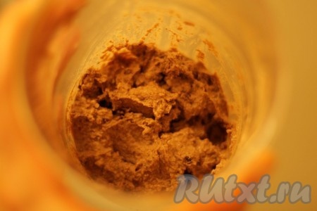 Чернослив вместе с водой, в которой он был замочен, тоже отправить в чашу блендера. Тщательно измельчить блендером.
