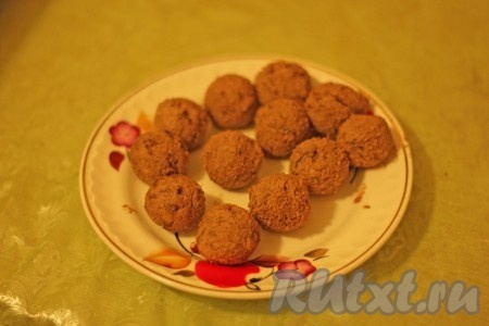 Убрать в холодильник на 30 минут. Затем сформировать конфетки.
