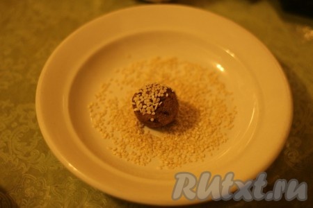 Обвалять наши конфетки с черносливом в кунжуте.
