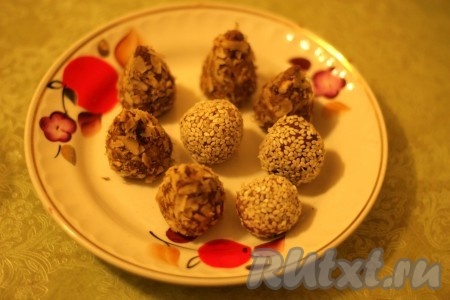 Или можно часть конфет, приготовленных в домашних условиях, обвалять в ореховой стружке.
