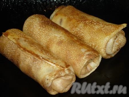 Затем блины перевернуть и обжарить до румяности с другой стороны.
