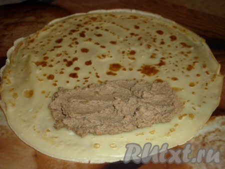 Выложить на каждый блинчик по столовой ложке начинки из куриной печени (как на фото).
