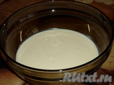 Вначале замесим блинное тесто, для этого в глубокой миске нужно смешать яйца с сахаром, молоком, растительным маслом и солью. Добавляя порциями просеянную муку, перемешивать тесто венчиком (или с помощью миксера), чтобы не было комочков.
