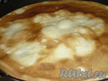 Выпекать блины на хорошо разогретой сковороде с двух сторон до золотистого цвета. Перед выпечкой первого блина сковородку нужно хорошо раскалить и смазать растительным маслом (для жарки последующих блинчиков можно сковородку маслом не смазывать).
