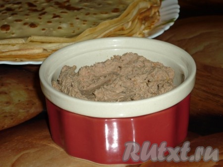 Теперь займёмся приготовлением начинки из куриной печени для блинов. Морковь, лук очистить. Куриную печень вымыть, обсушить. Морковь натереть на тёрке, лук нарезать кубиками, а затем обжарить до мягкости (в течение минут 5-7) на растительном масле. Овощи убрать со сковороды, а на этом же масле обжарить куриную печень в течение 10 минут (до готовности), периодически помешивая. Проверить готовность можно, надрезав кусочек печени, если при разрезании выделяется прозрачный сок без кровяных примесей, значит печёнка готова. Очень важно и не передержать куриную печень на сковороде, чтобы она не стала сухой. Посолить и поперчить печёнку. Соединить овощи и куриную печень, добавить сливочное масло и измельчить с помощью блендера до однородной массы. Остудить приготовленную печёночную начинку для блинов.
