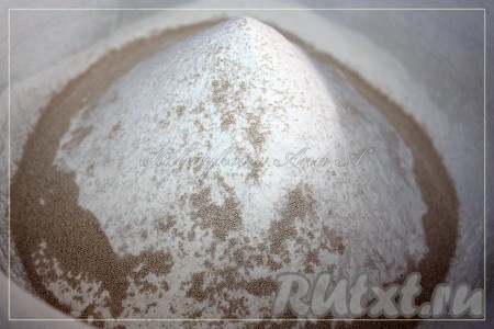 Смешать просеянную муку с дрожжами.
