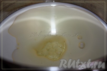 Кефир, смешанный с рафинированным маслом, нагреть до теплого состояния.
