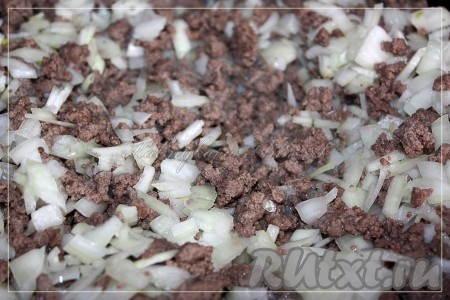 Обжарить лук с фаршем до готовности.
