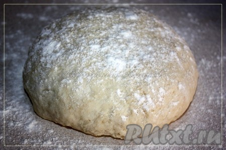 Замесить тесто и оставить его для подхода минут на 20-30.
