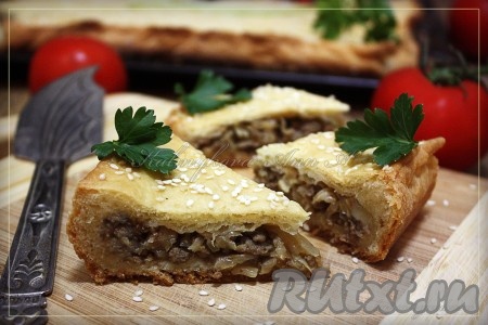 Сытный, вкусный пирог с капустой и мясом готов.
