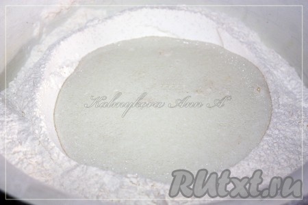 Кефирно-масляную смесь добавить в муку с дрожжами.
