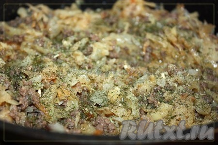 Тушеную капусту соединить с фаршем, добавить специи и соль.
