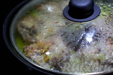 Посолите, поперчите по вкусу и готовьте блюдо минут 30 под крышкой.