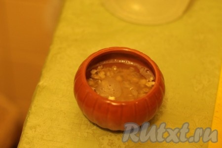 Это добавляет приятный аромат готовой овсяной каше. Выкладываем хлопья в горшочек/кастрюльку, заливаем кипятком или горячим молоком, так чтобы жидкость полностью покрыла хлопья, добавляем масло и накрываем крышкой.