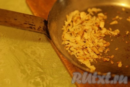 Оставляем на час. Тем временем, орехи мелко крошим и обжариваем на сухой сковородке около 3 минут.
