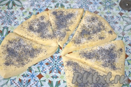 Смазать тесто растопленным не горячим сливочным маслом, посыпать сахаром и маком. Я каждый сегмент посыпала 0,5 чайной ложкой сахара и 0,5 чайной ложкой мака.