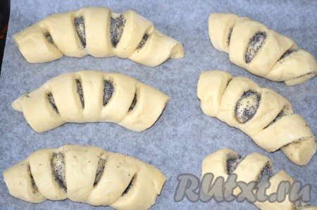 Выложить заготовки на противень, застеленный пергаментом. Накрыть полотенцем, оставить на 20-30 минут для поднятия.