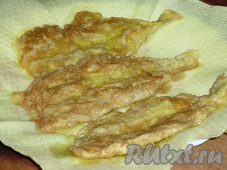 Мойву, жареную в кляре, со сковороды выкладывать вначале на бумажное полотенце, чтобы избавиться от лишнего жира, а затем перекладывать на тарелку для подачи.