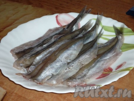 Очищенное филе мойвы посолить и поперчить по вкусу.