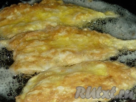 На сковороду, разогретую с растительным маслом, выложить филе мойвы в кляре и обжарить на среднем огне с двух сторон до золотистого цвета.