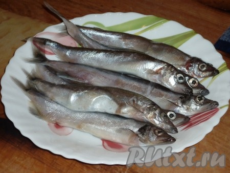 Мойву разморозить, очистить, удалив голову и внутренности вместе с хребтом, отрезать плавники. Получившееся филе промыть водой, обсушить, выложив на бумажное полотенце.