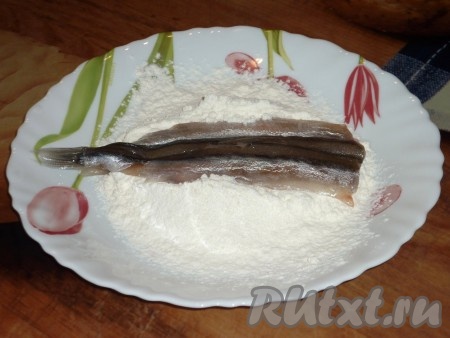 Яйца с щепоткой соли взбить вилкой. В отдельную тарелку насыпать муку. Обвалять мойву в муке со всех сторон.
