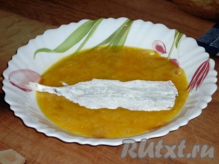 Затем поместить мойву в яичную смесь одной стороной, затем - другой (каждая рыбка должна быть полностью покрыта яичным кляром).