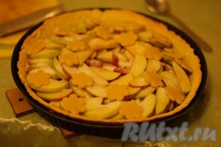 Сверху посыпаем сахаром, смешанным с корицей и украшаем цветочками.