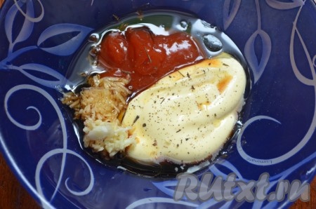 Для соуса смешать майонез, кетчуп, масло, соевый соус, черный молотый перец и выдавить чеснок. Перемешать.