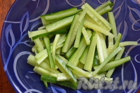 Свежий огурец порезать соломкой.