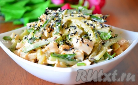 Выложить салат с консервированными кальмарами и огурцами в салатник, посыпать кунжутом. Нам очень понравился вкусный салатик, приготовленный по этому рецепту.
