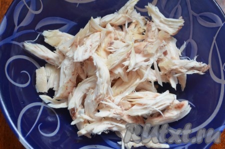 Отварное мясо (по желанию) разобрать на волокна или порезать.