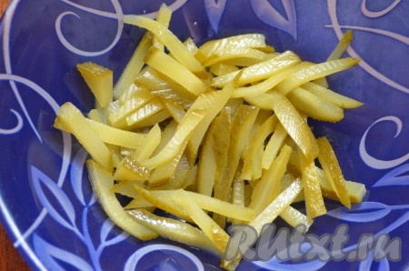 Маринованные огурцы порезать соломкой.