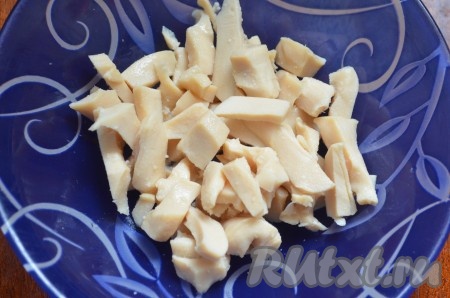 Консервированных кальмаров порезать соломкой или кубиком.
