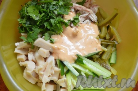 В миску сложить огурцы, мясо, кальмар, порезанную зелень, полить соусом. Перемешать. Если понадобится, посолить (я не солила).