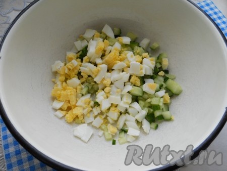 Яйца сварить вкрутую, остудить и очистить. Порезать небольшими кубиками, добавить также порезанные свежие огурчики.
