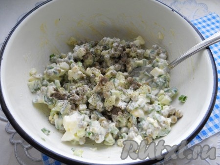 Салат посолить и поперчить по вкусу, перемешать.