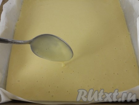 Тесто должно получиться, как сметана средней жирности. Вылить тесто в прямоугольную или квадратную форму для выпечки (у меня форма размером 20 на 22 сантиметра), застеленную пергаментом. Если не уверены в качестве пергамента, можно предварительно его смазать тонким слоем растительного масла.