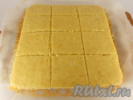 Дать бисквиту немного остыть, снять пергамент. Разрезать бисквит на 12-16 частей.