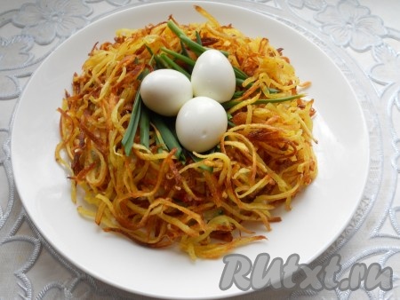 Салат покрыть полностью обжаренной соломкой из картофеля. В углубление выложить несколько перьев зеленого лука или чеснока, сверху оставленные целенькие перепелиные яйца.&nbsp;