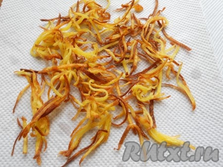 В сковороду влить растительное масло, разогреть и обжарить картофель до румяного, хрустящего состояния. Выкладывать картофель на сковороду небольшими порциями, перемешивая, стараться, чтобы был только один слой. Готовый картофель выкладывать на бумажное полотенце для удаления лишнего жира.
