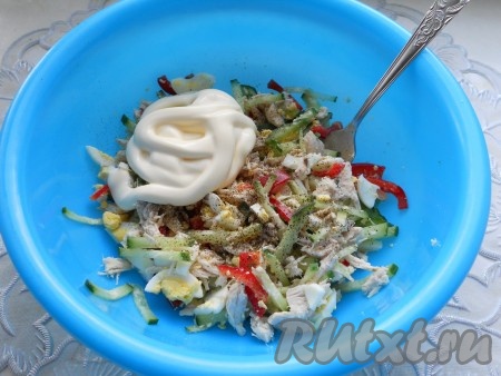 Салат посолить и поперчить, добавить майонез.