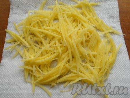 Далее, воду слить, картофель обсушить хорошо с помощью бумажных полотенец.