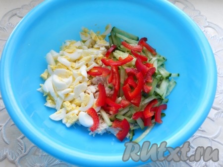 Добавить яйца вместе с порезанным соломкой болгарским сладким перцем к курице и огурцам.
