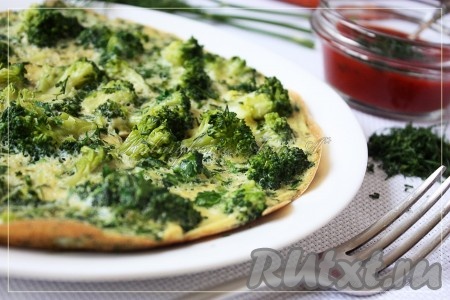 Вкусная, аппетитная яичница с брокколи готова. Приятного аппетита!
